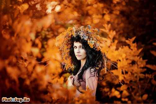 Femme feuilles